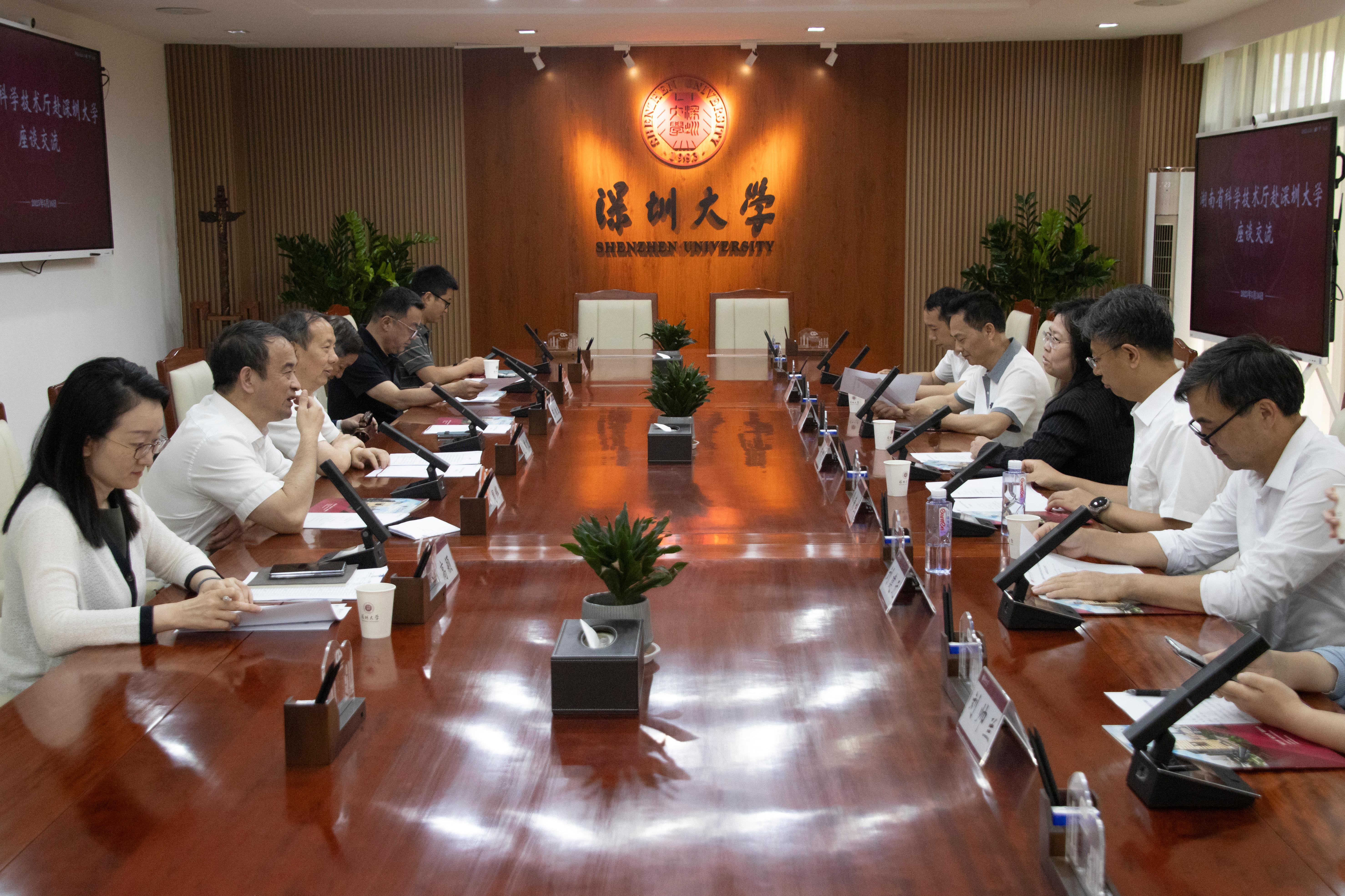 湖南省科學技術廳廳長朱皖一行來訪深圳大學